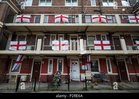 Londres, Royaume-Uni. 16 juin 2018. Les habitants de la patriotique Kirby Estate dans Bermondsey célébrer 2018 FIFA World Cup fever en couvrant leur domaine avec plus de 300 rouge de Saint George et de drapeaux blancs pour encourager l'Angleterre dans le plus grand tournoi de football au monde qui a débuté cette semaine en Russie. Crédit : Guy Josse/Alamy Live News Banque D'Images