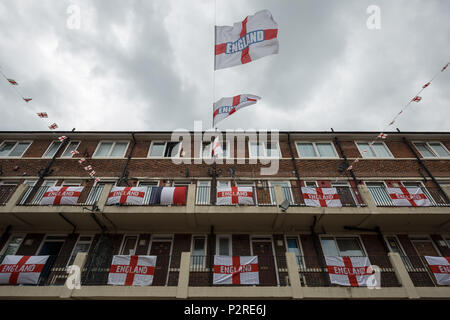 Londres, Royaume-Uni. 16 juin 2018. Les habitants de la patriotique Kirby Estate dans Bermondsey célébrer 2018 FIFA World Cup fever en couvrant leur domaine avec plus de 300 rouge de Saint George et de drapeaux blancs pour encourager l'Angleterre dans le plus grand tournoi de football au monde qui a débuté cette semaine en Russie. Crédit : Guy Josse/Alamy Live News Banque D'Images