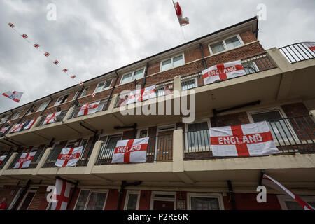 Londres, Royaume-Uni. 16 juin 2018. Les habitants de la patriotique Kirby Estate dans Bermondsey célébrer 2018 FIFA World Cup fever en couvrant leur domaine avec plus de 300 rouge de Saint George et de drapeaux blancs pour encourager l'Angleterre dans le plus grand tournoi de football au monde qui a débuté cette semaine en Russie. Crédit : Guy Josse/Alamy Live News Banque D'Images