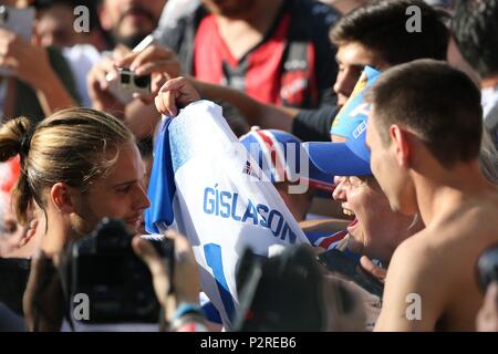 Moscou, Russie. 16 Juin, 2018. firo : 16.06.2018, Moscou, Fuvuball, Soccer, l'équipe nationale, la Coupe du Monde 2018 en Russie, Ruvuland, Coupe du Monde 2018 en Russie, Ruvuland, Coupe du Monde 2018, la Russie La Russie, M07, l'Argentine, l'Islande - l'Islande avec RuÃÅrik GiÃ³slason des Fans | Conditions de crédit dans le monde entier : dpa/Alamy Live News Banque D'Images