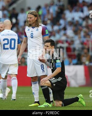 Moscou, Russie. 16 Juin, 2018. firo : 16.06.2018, Moscou, Fuvuball, football, Coupe du monde, l'équipe nationale en 2018 en Russie, Ruvuland, 2018 Coupe du Monde en Russie, Ruvuland, Coupe du Monde 2018, la Russie La Russie, M07, l'Argentine - Islande, 1 : 1, Birkir Bjarnason et Lionel Messi | utilisée dans le monde entier : dpa Crédit/Alamy Live News Banque D'Images