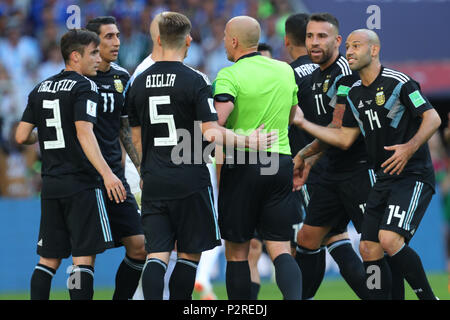 Les joueurs de l'arbitre Argentine suround Szymon Marciniak ARGENTINE V ISLANDE ARGENTINE V ISLANDE, DU MONDE DE LA FIFA 2018 en Russie 16 juin 2018 GBC8138 Coupe du Monde FIFA 2018 Spartak Moscou Russie stade strictement usage éditorial uniquement. Si le joueur/joueurs représentés dans cette image est/sont de jouer pour un club anglais ou l'équipe d'Angleterre. Puis cette image ne peut être utilisé qu'à des fins rédactionnelles. Pas d'utilisation commerciale. Les usages suivants sont également restreintes MÊME SI DANS UN CONTEXTE ÉDITORIAL : utilisez conjointement avec, ou partie de, toute l'audio, vidéo, données, listes de luminaire, club ou la ligue de log Banque D'Images