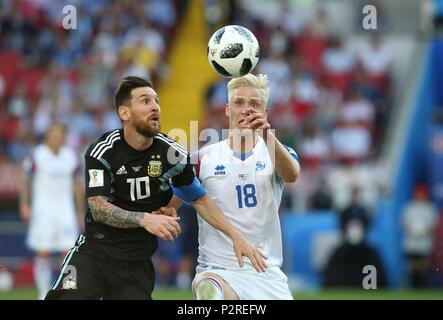 Moscou, Russie. 16 Juin, 2018. firo : 16.06.2018, Moscou, Fuvuball, football, Coupe du monde, l'équipe nationale en 2018 en Russie, Ruvuland, 2018 Coupe du Monde en Russie, Ruvuland, Coupe du Monde 2018, la Russie La Russie, M07, l'Argentine - l'Islande, 1-1, Lionel Messi contre HoÃ, rv8ur MagnuÃ³sson | Conditions de crédit dans le monde entier : dpa/Alamy Live News Banque D'Images