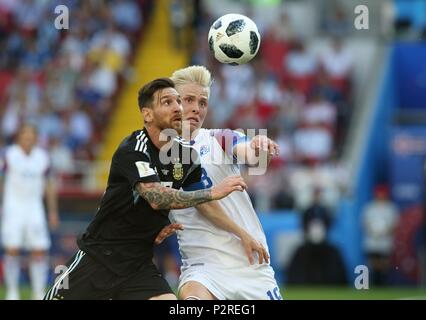 Moscou, Russie. 16 Juin, 2018. firo : 16.06.2018, Moscou, Fuvuball, football, Coupe du monde, l'équipe nationale en 2018 en Russie, Ruvuland, 2018 Coupe du Monde en Russie, Ruvuland, Coupe du Monde 2018, la Russie La Russie, M07, l'Argentine - l'Islande, 1-1, Lionel Messi contre HoÃ, rv8ur MagnuÃ³sson | Conditions de crédit dans le monde entier : dpa/Alamy Live News Banque D'Images