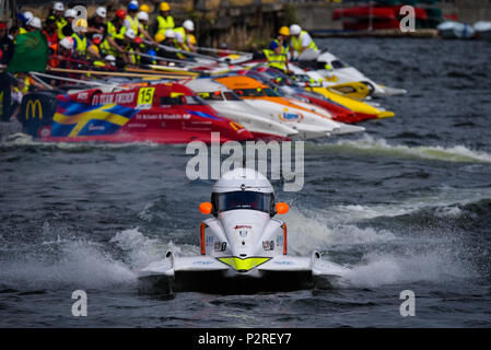 Hors-bord à l'amarrages ponton pour le F1H2O Bateau de Moteur de Formule 1 Grand Prix de Londres au Royal Victoria Dock, Docklands, Newham, London, UK Banque D'Images