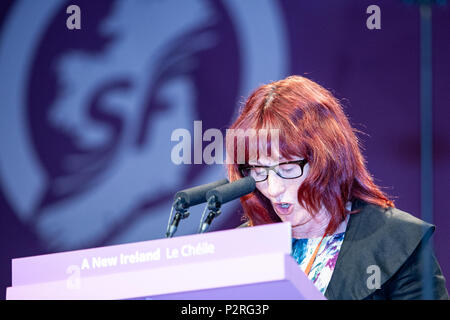 Waterfront Hall, Belfast, Irlande du Nord. 16 juin 2018. Le Sinn Fein Ard Fheis, annuel (Conférence des Parties) Session de l'après-midi, la lutte contre le changement climatique les motions 71-85. Comité permanent avec les femmes - Motions batterie 86-95. Sécurisation de votre avenir ; l'investissement dans le logement et les services publics de qualité - Motions 96-146. La défense de l'Irlande rurale - Motions 147-155. qui a eu lieu à la Waterfront Hall Crédit : Bonzo/Alamy Live News Banque D'Images