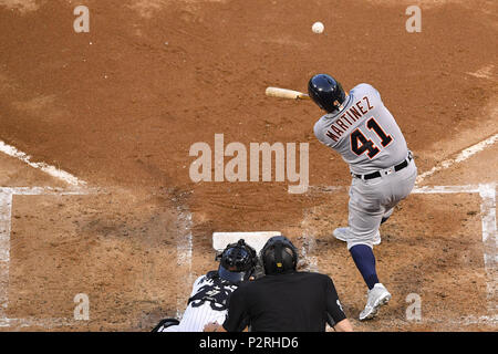 Chicago, Illinois, USA. 15 Juin, 2018. Tigers de Detroit' VICTOR MARTINEZ (41) hits un double RBI contre les White Sox de Chicago à taux garanti Field, à Chicago, Illinois. Crédit : Quinn Harris/ZUMA/Alamy Fil Live News Banque D'Images