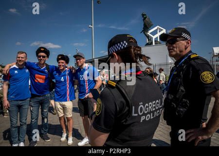 Moscou, Russie. 16 Juin, 2018. Des fans de l'Islande et de la police avant de commencer la coupe du monde 2018 Groupe d match de la Russie entre l'Argentine et l'Islande au Spartak Stadium de Moscou, Russie Crédit : Nikolay Vinokourov/Alamy Live News Banque D'Images