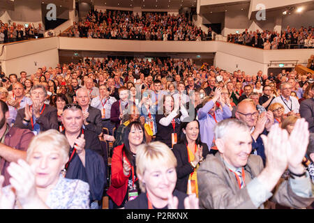 Waterfront Hall, Belfast, Irlande du 16 juin 2018. Sinn Feins' Ard Fheis, séance finale discuter Brexit et solidarité internationale - Motions 156-171. Chef Mary Lou McDonald, avec discours de clôture de l'Ard Fheis, 2018 au Waterfront Hall, Belfast Banque D'Images