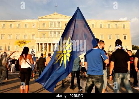 Vu les manifestants agitaient des drapeaux lors de la manifestation. Grande manifestation en place Syntagma en tant que Grecs de demandes depuis le parlement à ne pas voter oui à un accord sur le débat. Credit : SOPA/Alamy Images Limited Live News Banque D'Images