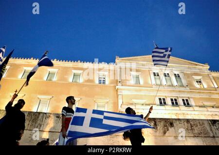 Vu les manifestants agitaient des drapeaux lors de la manifestation. Grande manifestation en place Syntagma en tant que Grecs de demandes depuis le parlement à ne pas voter oui à un accord sur le débat, de crédit : SOPA/Alamy Images Limited Live News Banque D'Images