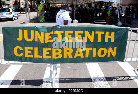 New York City, New York, USA. 16 Juin, 2018. Une vue sur le signe de la célébrations Juneteenth tenue sur la 116e Rue Ouest et Malcolm X Blvd à Harlem. La maison de vacances Juneteenth également connu sous le nom de Freedom Day commémore le 19 juin 1865 annonce lorsque les esclaves dans le Texas a appris qu'ils étaient libres. Bien que la proclamation d'émancipation a déclaré esclaves libres en 1863 il n'avait pas d'effet réel qu'après la fin de la guerre civile. Credit : Nancy/Kaszerman ZUMA Wire/Alamy Live News Banque D'Images