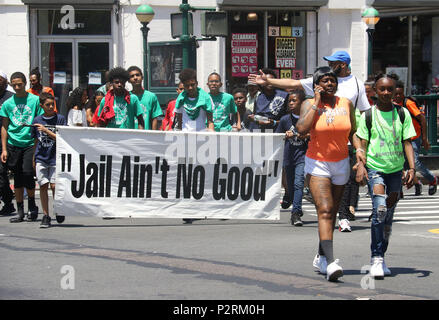 New York City, New York, USA. 16 Juin, 2018. Une vue de célébrations Juneteenth tenue sur la 116e Rue Ouest et Malcolm X Blvd à Harlem. La maison de vacances Juneteenth également connu sous le nom de Freedom Day commémore le 19 juin 1865 annonce lorsque les esclaves dans le Texas a appris qu'ils étaient libres. Bien que la proclamation d'émancipation a déclaré esclaves libres en 1863 il n'avait pas d'effet réel qu'après la fin de la guerre civile. Credit : Nancy/Kaszerman ZUMA Wire/Alamy Live News Banque D'Images