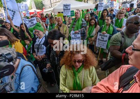 Londres, Royaume-Uni. 16 juin 2018. 72 personnes debout dans un second silence à Downing St se souvenir des 72 tués dans l'incendie de Grenfell, il y a un an, à une manifestation organisée par la Justice4Grenfell et le FBU (Pompiers Union Européenne.) Après un discours qu'ils ont marché vers le ministère de l'intérieur d'un bref signe de protestation avant de retourner à Downing St pour d'autres discours. mmodation. La tour de 300 blocs à travers Crédit : Peter Marshall/Alamy Live News Banque D'Images