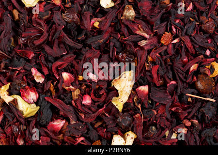 Mélange de fruits à base de thé de pétales de fleurs, fruits secs et fru Banque D'Images