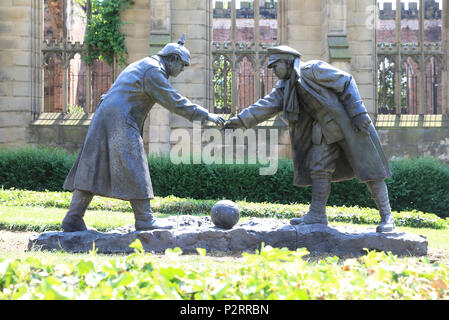 Tous ensemble maintenant, la sculpture représentant le jour de Noël 1914 trêve en WW2, à l'extérieur de l'église bombardée, à Liverpool, Merseyside, sur UK Banque D'Images