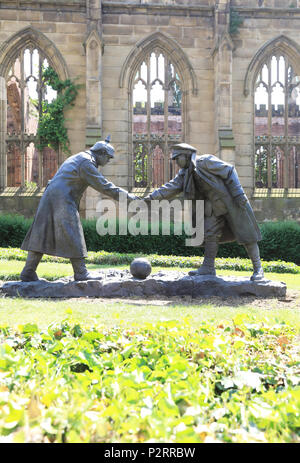 Tous ensemble maintenant, la sculpture représentant le jour de Noël 1914 trêve en WW2, à l'extérieur de l'église bombardée, à Liverpool, Merseyside, sur UK Banque D'Images