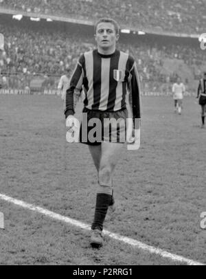 9 Aurelio Milani - 1963-64 l'Inter Milan (rognée) Banque D'Images