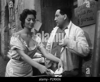 . Italiano : Sofia Loren préparation una pizza fritta nel film 'L'oro di Napoli' di Vittorio De Sica (1954) . Ce fichier n'est pas informations sur l'auteur. 49 LorenPizza Banque D'Images