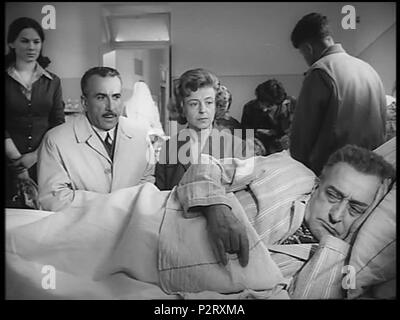 . Italiano : Gruppo di Famiglia in ospedale : screenshot dal film Arrangiatevi ! (1959) di Mauro Bolognini . 30 décembre 2012, 19:22:41. 9 Fontema Arrangiatevi ospedale Banque D'Images