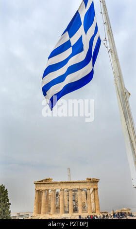 Bleu Blanc drapeau grec Parthénon Athènes Grèce Acropole Sommet. Chritiianity Orthordox grec croix symbolise, la religion de la Grèce. Acropole Est s Banque D'Images