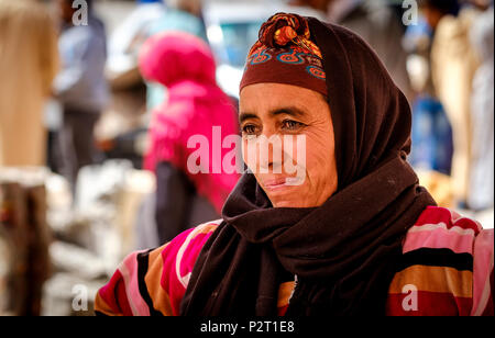 Une femme berbère au marché de tapis dans la région de Tazenakht, sud du Maroc, l'Afrique Banque D'Images