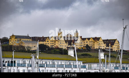 Brighton, Royaume-Uni - 28 mars 2018 : nuages gris planent sur les bâtiments de l'école de filles de Roedean Banque D'Images