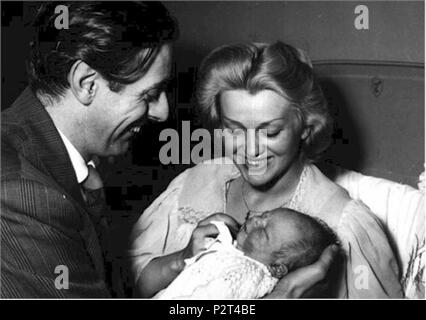 . Anglais : Dario Fo et Franca Rame à la naissance de leur fils Jacopo. Italiano : Dario Fo Franca Rame e alla nascita del loro figlio Jacopo. 1955. Inconnu 21 Dario Fo, Franca Rame, Jacopo Fo Banque D'Images
