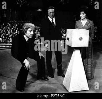 . Acteurs italiens Gino Bramieri, Mike Bongiorno et Gina Lollobrigida dans le programme de la télévision italienne 'Rischiatutto', Milan . Janvier 1974. 34 Gino Bramieri inconnu, Mike Bongiorno et Gina Lollobrigida Banque D'Images