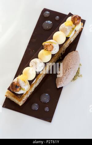 France, Bouches du Rhône, Marseille, la Corniche, Peron restaurant, biscuit moelleux aux agrumes, glace à la noisette, citron et mousse au chocolat et noisettes Banque D'Images