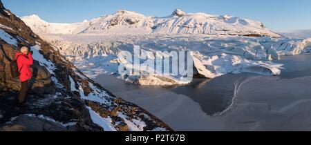 L'Islande, l'Est de l'Islande, Skaftafell, glacier Svinafellsjökull, photographe en face du glacier Banque D'Images