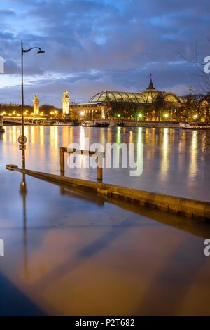 France, Paris, les rives de la rivière Seine inscrite au Patrimoine Mondial de l'UNESCO, une inondation de la Seine (janvier 2018), Grand-Palais et pont Alexandre III vu du Quai d'Orsay Banque D'Images