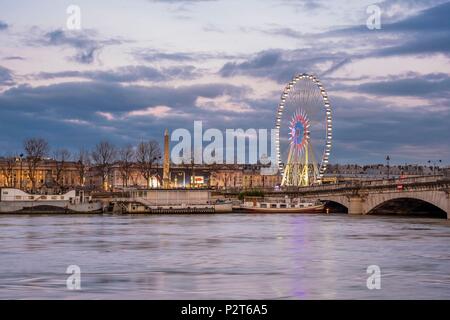 France, Paris, les rives de la rivière Seine inscrite au Patrimoine Mondial de l'UNESCO, une inondation de la Seine (janvier 2018), grande roue et l'obélisque sur la place de la Concorde et le pont de la Concorde Banque D'Images