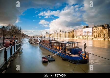 France, Paris, les rives de la rivière Seine inscrite au Patrimoine Mondial de l'UNESCO, une inondation de la Seine (janvier 2018), Quai Malaquais, bateau-restaurant le calife et le musée du Louvre en arrière-plan Banque D'Images