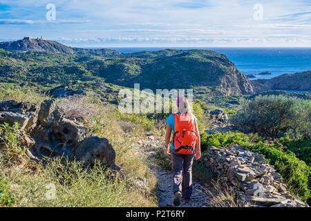 L'Espagne, la Catalogne, Cadaques, parc naturel du Cap de Creus, la randonnée au Cap de Creus le long de la côte, le phare du Cap de Creus en arrière-plan Banque D'Images