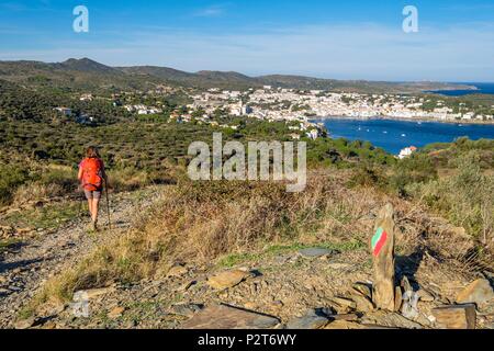 L'Espagne, la Catalogne, la randonnée de Roses à Cadaqués sur le GR 92 et de l'Europe chemin longue distance E 12, vue panoramique sur Cadaques et le Cap de Creus Banque D'Images