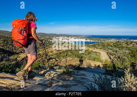 L'Espagne, la Catalogne, la randonnée de Roses à Cadaqués sur le GR 92 et de l'Europe chemin longue distance E 12, vue panoramique sur Cadaques et le Cap de Creus Banque D'Images