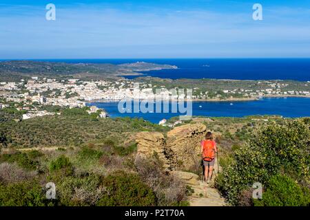 L'Espagne, la Catalogne, la randonnée de Roses à Cadaqués sur le GR 92 et de l'Europe chemin longue distance E 12, vue panoramique sur Cadaques et le Cap de Creus Banque D'Images