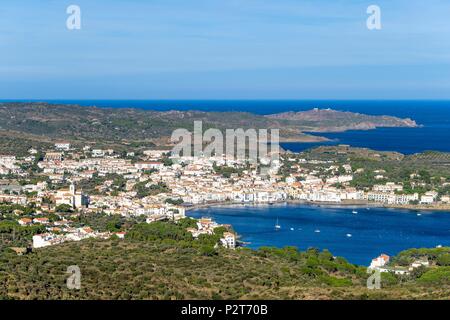 L'Espagne, la Catalogne, la randonnée de Roses à Cadaqués sur le GR 92 et de l'Europe chemin longue distance E 12, vue panoramique sur Cadaques et le Cap de Creus Banque D'Images