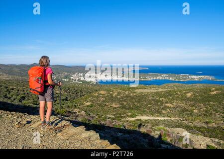 L'Espagne, la Catalogne, la randonnée de Roses à Cadaqués sur le GR 92 et de l'Europe chemin longue distance E 12, vue panoramique sur Cadaques et le Cap de Creus Banque D'Images