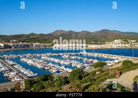 L'Espagne, la Catalogne, la randonnée de Llanca et Port de la Selva sur le GR 92 et longue distance européen E 12, chemin du port de plaisance de Llanca, le Castellar islet Banque D'Images