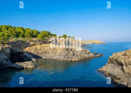 L'Espagne, la Catalogne, la randonnée de Cerbère en France à Llanca en Espagne sur le GR 92 et longue distance européen E 12, chemin du Cap de Ras, Cala Bramant Banque D'Images