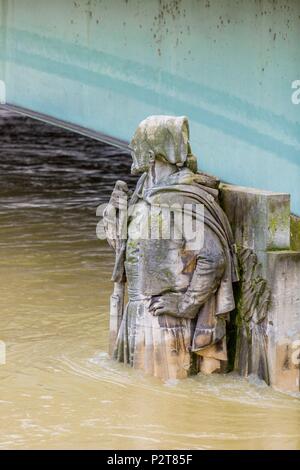 France, Paris, région classée au patrimoine mondial de l'UNESCO, l'inondation de la Seine en janvier 2018 à 5,85m, le zouave du pont de l'Alma Banque D'Images