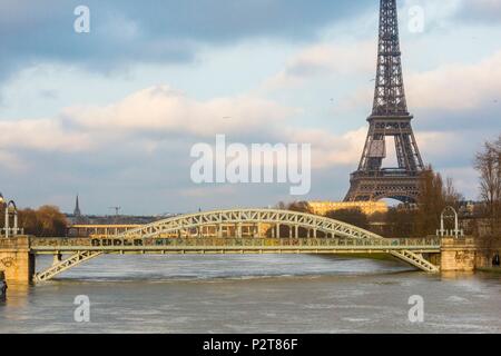 France, Paris, les quais de Seine, l'inondation de la Seine en janvier 2018 à 5,85m, le pont Rouelle et la Tour Eiffel Banque D'Images