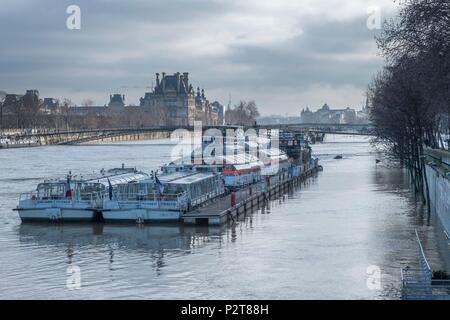 France, Paris, région classée au Patrimoine Mondial de l'UNESCO, Passerelle Léopold-Sédar-Senghor, Palais du Louvre Banque D'Images