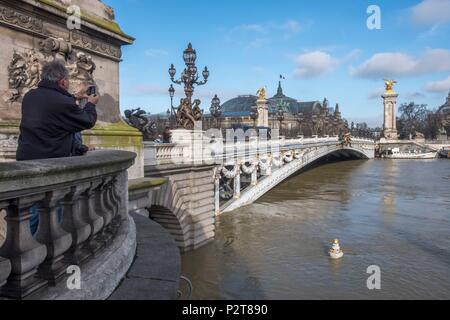 France, Paris, région classée au Patrimoine Mondial de l'UNESCO, l'inondation de la Seine, pont Alexandre III Banque D'Images