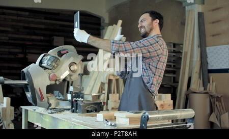 Carpenter fait près de selfies machines à bois en atelier de menuiserie. Banque D'Images