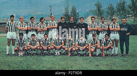 . Italiano : La rosa della Juventus nella stagione 1971-72. Da sinistra, en moto : S. Salvadore (capitano), H. Haller, A. Cuccureddu, G. Savoldi (II), F. Morini, P. Carmignani, G. Alessandrelli, M. Piloni, R. Bettega, L. Spinosi, G. Marchetti, ?. (Vycpálek allenatore) ; accosciati : P. Anastasi, A., G. Novellini Furino, F. Causio, S. Bisignano, F. Viola, G. Roveta, F. Capello. vers 1971. Inconnu 45 Juventus Football Club 1971-1972 Banque D'Images
