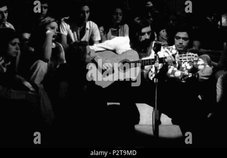 . Le chanteur italien Francesco Guccini effectuant dans le spectacle musical italien Tutto è pop, Turin . 3 septembre 1972. Francesco Guccini 72 inconnu 30 Banque D'Images