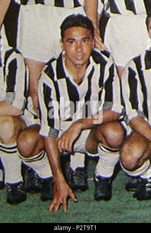 . Italiano : Roma, stadio Olimpico, 29 agosto 1965. Il calciatore brasiliano della Juventus, Sidney Köln Cunha 'Chinesinho', en posa dopo il succès sull'Inter (1-0) nella finale di Coppa Italia 1964-1965. 29 août 1965. Photo par inconnu rognée par Danyele 44 Juventus - Coppa Italia 1964-1965 - Chinesinho (rognée) Banque D'Images